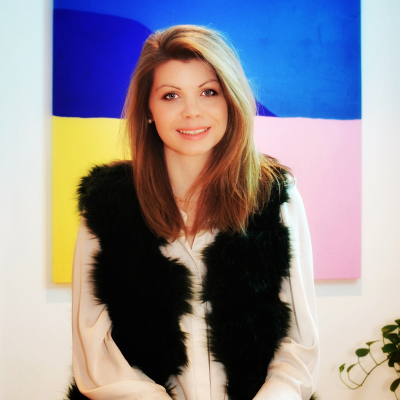 Headshot Elise Headshot